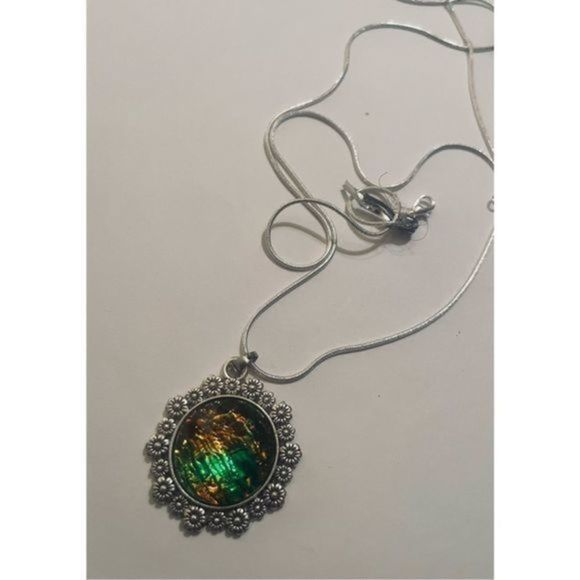 Multi-colored crystal MEDALLION NECKLACE - Picture 4 of 7